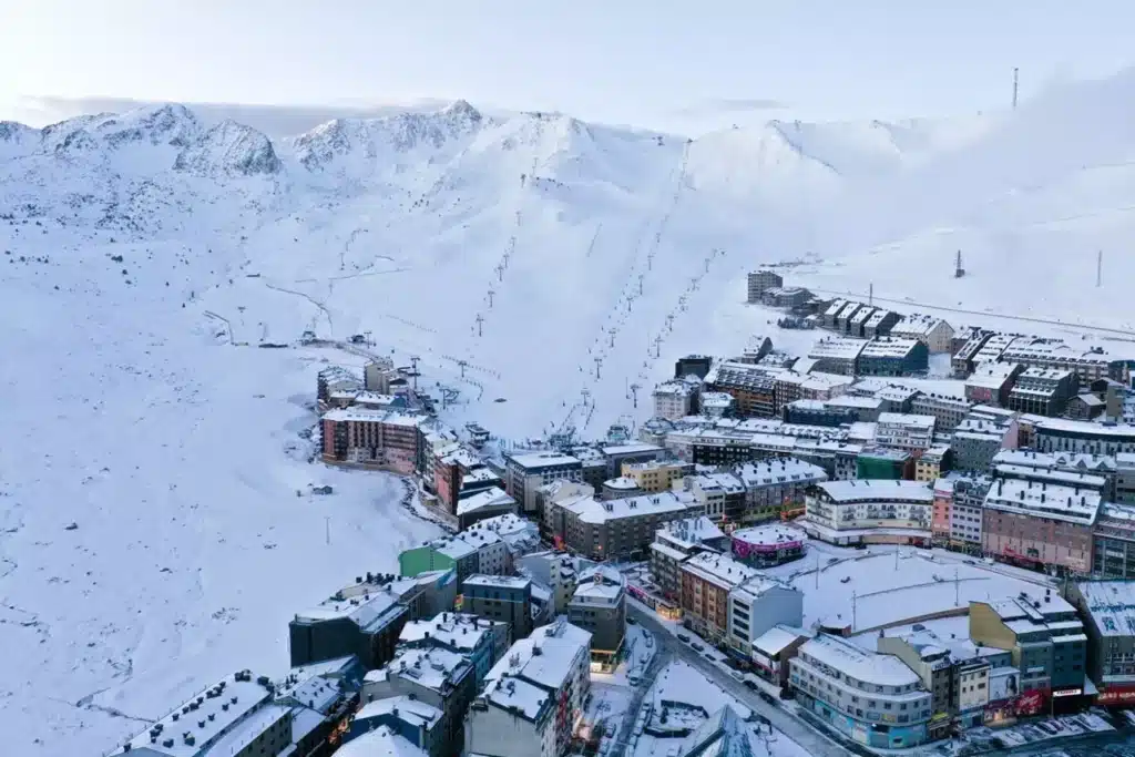 Station de ski Andorre: Vue du village de montagne enneigé Station de ski de Pas de la Casa, Andorre. Vue aérienne du village enneigé et des immeubles au pied des pistes et des télésièges.